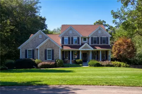 45 Hunters Ct, Saunderstown, RI 02874
