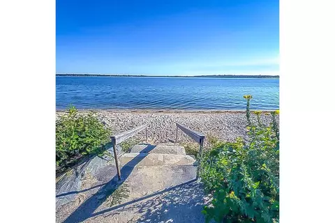 214 Charlotte Dr, East Greenwich, RI 02818