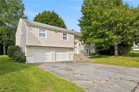 63 Bourbon St, Portsmouth, RI 02871
