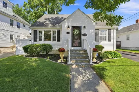 71 Petteys Ave, Providence, RI 02909
