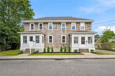 21 Princeton St, Newport, RI 02840