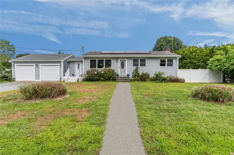 21 Massachusetts Blvd, Portsmouth, RI 02871