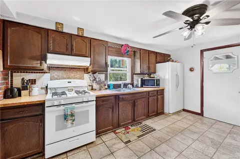Kitchen - 4 Evans St, Johnston, RI 02919 photo 4 of 5