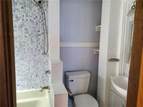 Bath - 7 Union St, Warren, RI 02885 photo 1 of 3