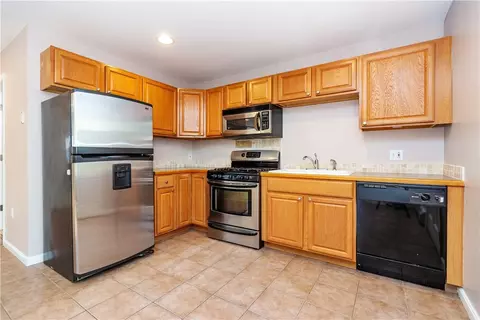 Kitchen - 41 Edies Ln, Exeter, RI 02822 photo 4 of 5