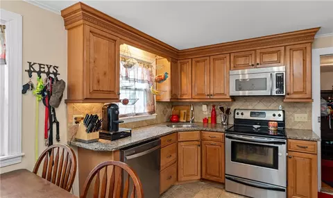 Kitchen - 27 Merry Mount Dr, Warwick, RI 02888 photo 4 of 4