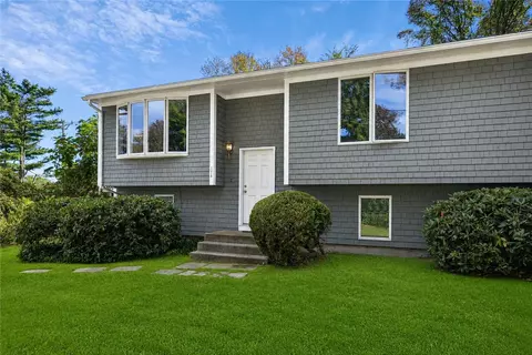 17 Clara Ln, Narragansett, RI 02882
