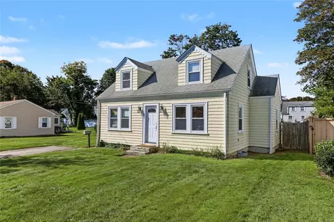 18 Townsend St, Barrington, RI 02806