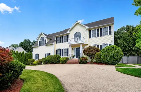 5 Lincoln Meadows Dr, Lincoln, RI 02865