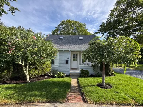 69 Congdon St, Narragansett, RI 02882