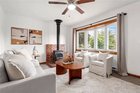 40 Ladeira Ave, Portsmouth, RI 02871