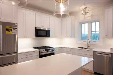 40 Bunker Hill Xing, Portsmouth, RI 02871