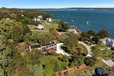 75 Macomber Ln, Portsmouth, RI 02871