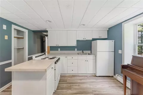 Kitchen - 21 Casey Ln, Coventry, RI 02816 photo 4 of 4