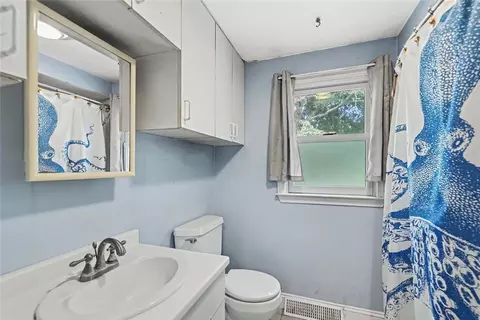 Bath - 33 Evergreen Dr, Exeter, RI 02822 photo 1 of 2