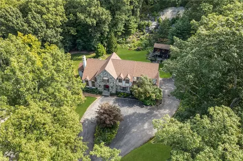 2 Lancers Ln, Lincoln, RI 02865