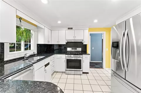 Kitchen - 33 Old Oak Dr, Warwick, RI 02886 photo 2 of 3