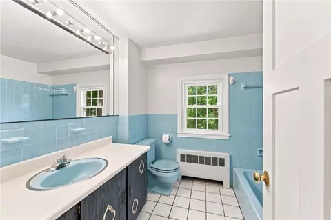Bath - 33 Old Oak Dr, Warwick, RI 02886 photo 3 of 4