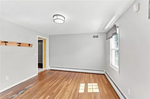 Living - 33 Old Oak Dr, Warwick, RI 02886 photo 5 of 9