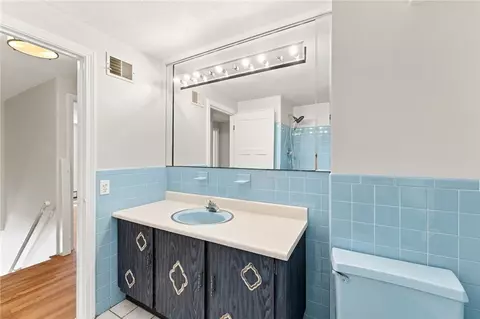 Bath - 33 Old Oak Dr, Warwick, RI 02886 photo 2 of 4
