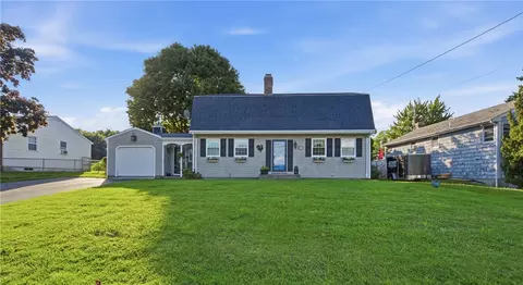11 Linda Ave, Portsmouth, RI 02871