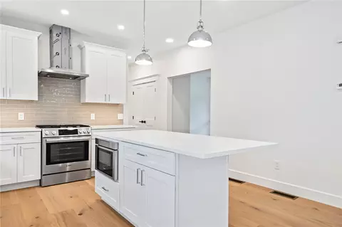 Kitchen - 26 Carpenter Ave, Barrington, RI 02806 photo 4 of 6