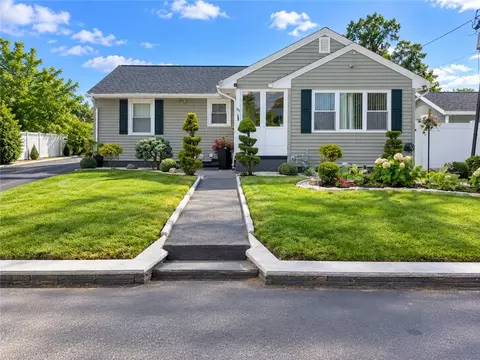 101 Merrill St, East Providence, RI 02914