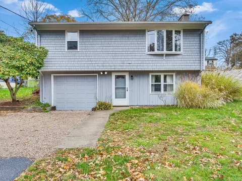 89 Spice Bush Trl, Narragansett, RI 02882