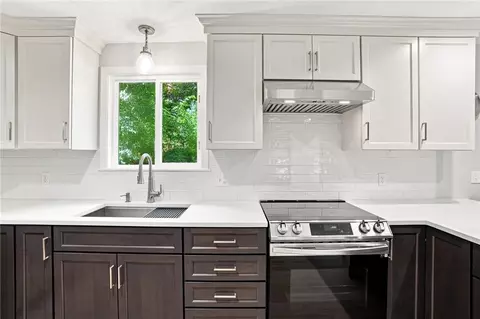 Kitchen - 29 Walker Ln, Coventry, RI 02816 photo 8 of 9