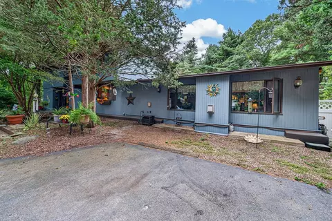42 Seabreeze Dr, North Kingstown, RI 02852