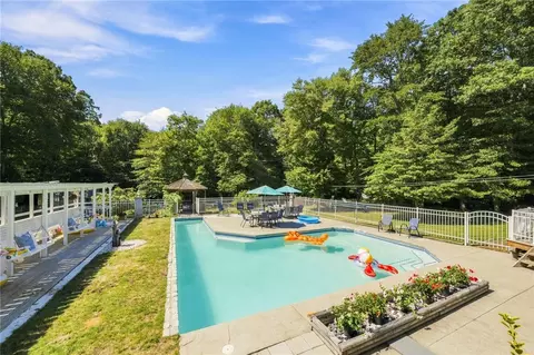 Exterior - 11 Pachet Brook Rd, Little Compton, RI 02837 photo 5 of 12