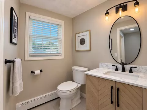 Bath - 4 Cooke Pl, Warwick, RI 02888 photo 1 of 2