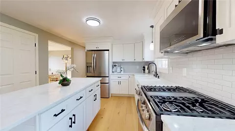 Kitchen - 4 Cooke Pl, Warwick, RI 02888 photo 5 of 6