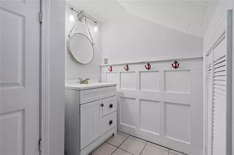 Bath - 72 Dayton Ave, Warwick, RI 02889 photo 3 of 3