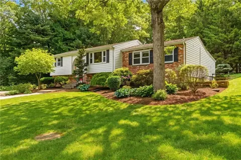 8 Ledgemont Dr, Lincoln, RI 02865