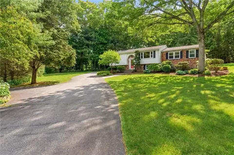 8 Ledgemont Dr, Lincoln, RI 02865