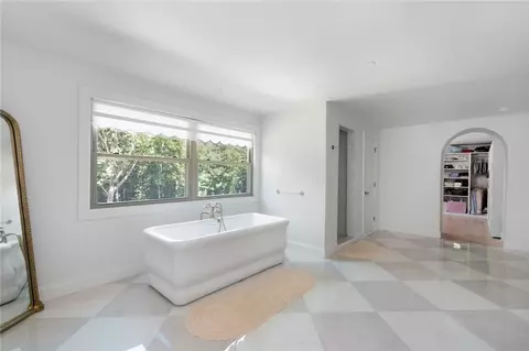 Bath - 151 Hope Rd, Cranston, RI 02921 photo 5 of 11