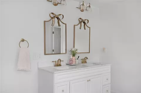 Bath - 151 Hope Rd, Cranston, RI 02921 photo 10 of 11