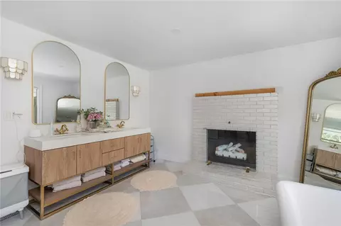 Bath - 151 Hope Rd, Cranston, RI 02921 photo 3 of 11