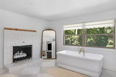 Bath - 151 Hope Rd, Cranston, RI 02921 photo 2 of 11