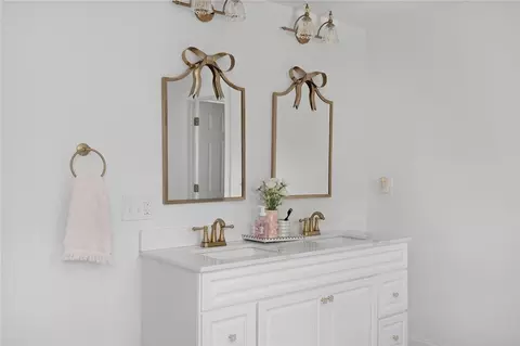 Bath - 151 Hope Rd, Cranston, RI 02921 photo 9 of 10