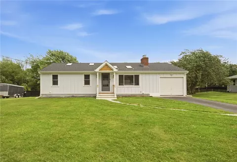 17 Longmeadow Rd, Portsmouth, RI 02871