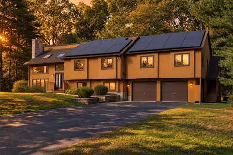 8 Robin Dr, North Kingstown, RI 02852
