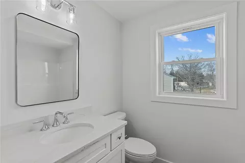 Bath - 98 Red Maple Ln, Warwick, RI 02886 photo 3 of 4