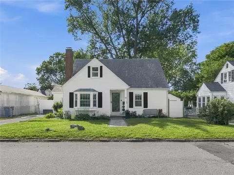17 Boulevard Ave, Lincoln, RI 02865