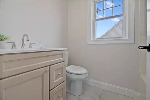 Bath - 75 Croade St, Warren, RI 02885 photo 4 of 6
