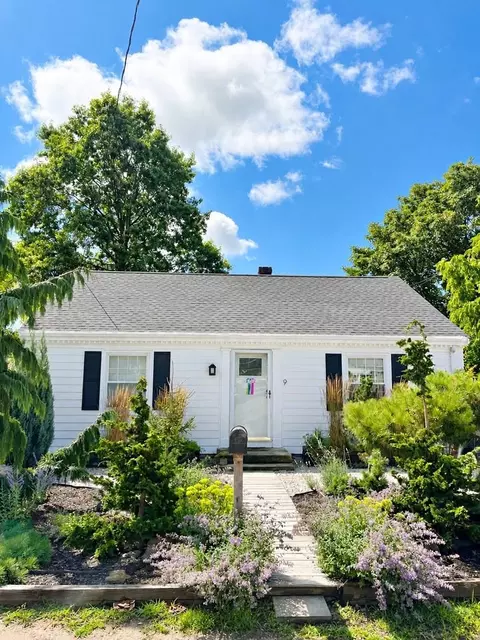 9 Loyola Ter, Newport, RI 02840