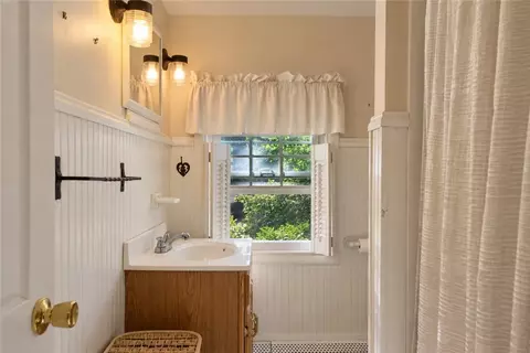 Bath - 81 Park View Ave, Warwick, RI 02888 photo 3 of 3