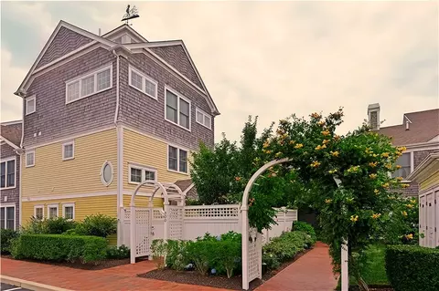 20 Narragansett Ave #300, Narragansett, RI 02882