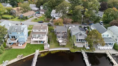 11 Riverview Dr, Barrington, RI 02806